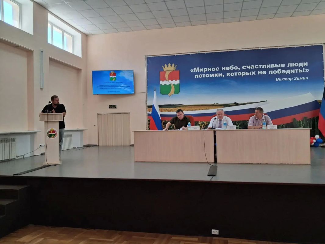 Под председательством Александра Алексеевича Шульги состоялось 75-е очередное заседание Амвросиевского муниципального совета Донецкой Народной Республики первого созыва Под председательством Александра Алексеевича Шульги состоялось 75-е очередное заседание Амвросиевского муниципального совета Донецкой Народной Республики первого созыва