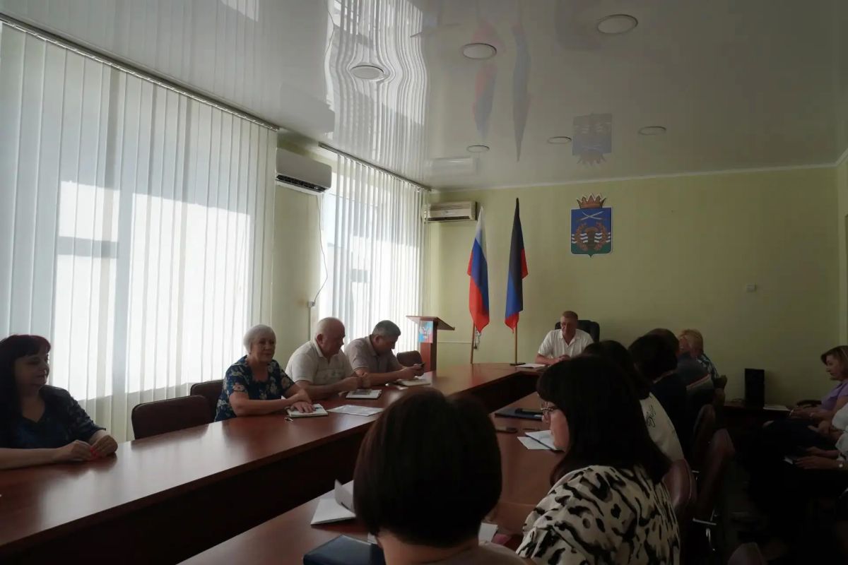 Провёл расширенное аппаратное совещание с начальниками отделов и структурных подразделений администрации Володарского муниципального округа, руководителями предприятий, а также территориальных подразделений министерств и...