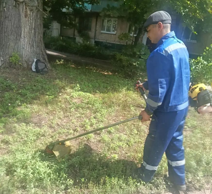 Сегодня, 29 июля, с целью приведения территории в надлежащее санитарное состояние в Кировском внутригородском районе города Макеевки силами Макеевского филиала НКО «ЕДИНЫЙ РЕГИОНАЛЬНЫЙ ФОНД ПО УПРАВЛЕНИЮ МНОГОКВАРТИРНЫМИ... Сегодня, 29 июля, с целью приведения территории в надлежащее санитарное состояние в Кировском внутригородском районе города Макеевки силами Макеевского филиала НКО «ЕДИНЫЙ РЕГИОНАЛЬНЫЙ ФОНД ПО УПРАВЛЕНИЮ МНОГОКВАРТИРНЫМИ...