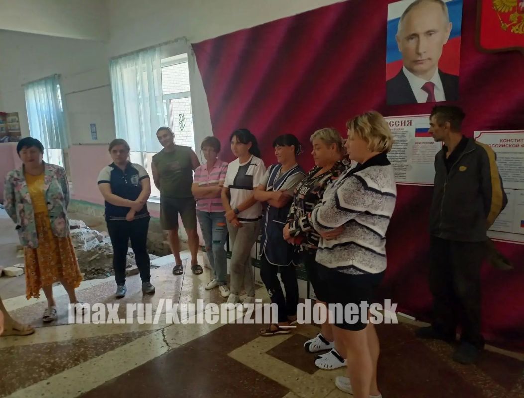 Сегодня в Петровском районе состоялась встреча заместителя главы администрации г.о. Донецк с трудовым коллективом школы № 103 Сегодня в Петровском районе состоялась встреча заместителя главы администрации г.о. Донецк с трудовым коллективом школы № 103