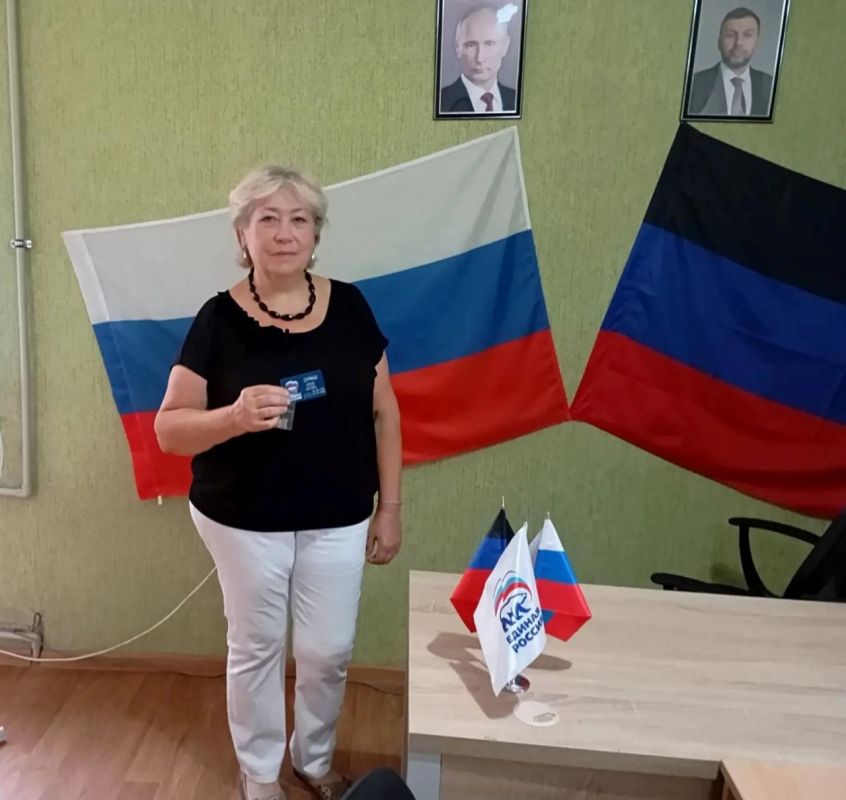 В Светлодарске вручили билеты новым членам «Единой России» В Светлодарске вручили билеты новым членам «Единой России»