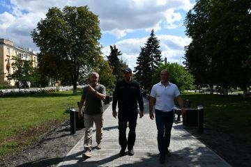 Губернатор Хабаровского края Дмитрий Демешин вместе с главой городского округа Сергеем Желновачом осмотрел обновленный сквер в центре города, благоустройство которого реализовали по инициативе шефа-региона