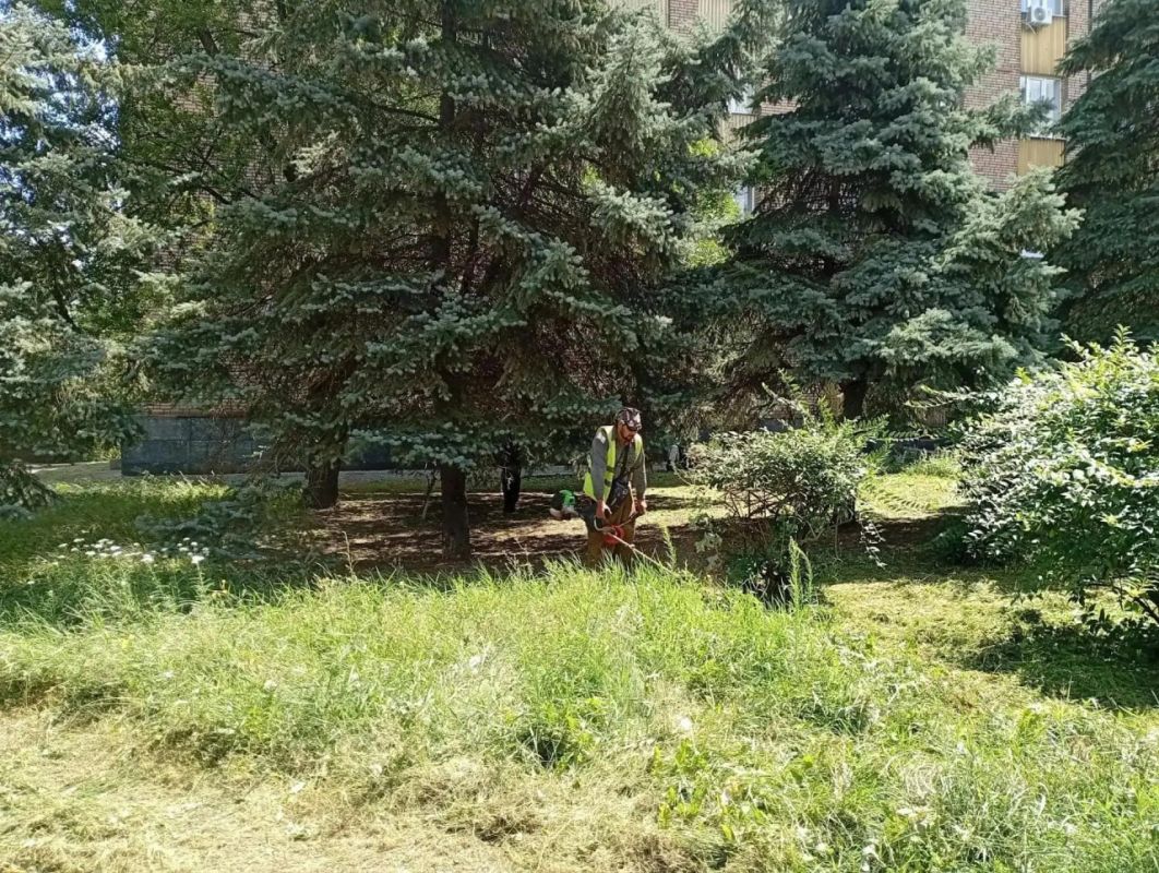 В Ясиноватском муниципальном округе продолжают работы по благоустройству, несмотря на все объективные сложности