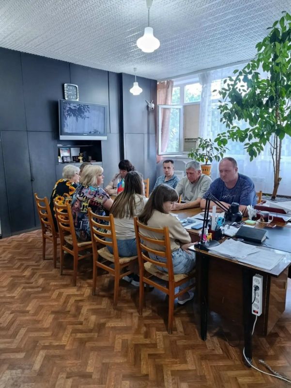Роман Конев: 29 июля 2026 года депутаты Горловского городского совета от фракции «Единая Россия» — Геннадий Маюров, Инает Розводова и Николай Гальченко — провели встречи с трудовыми коллективами Роман Конев: 29 июля 2026 года депутаты Горловского городского совета от фракции «Единая Россия» — Геннадий Маюров, Инает Розводова и Николай Гальченко — провели встречи с трудовыми коллективами