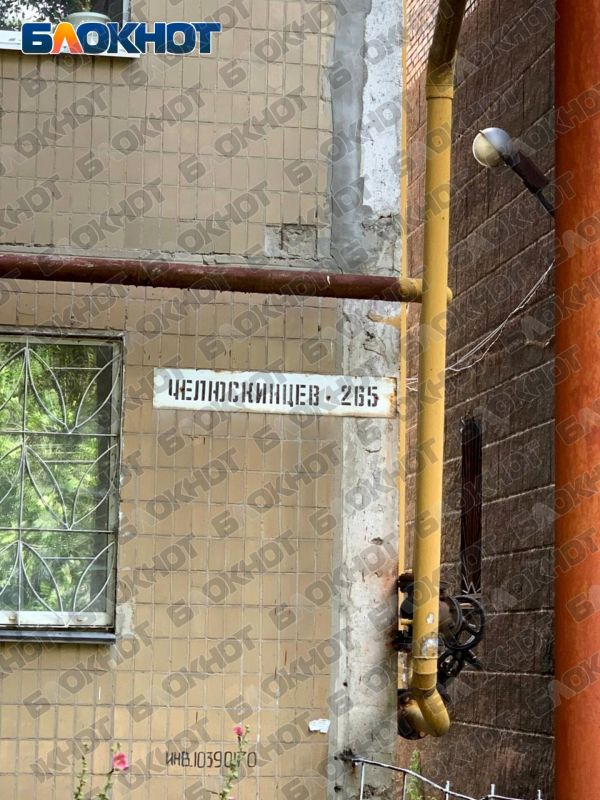 Уже почти год коммунальщики не могут заделать прорванные труды во дворе Донецка Уже почти год коммунальщики не могут заделать прорванные труды во дворе Донецка