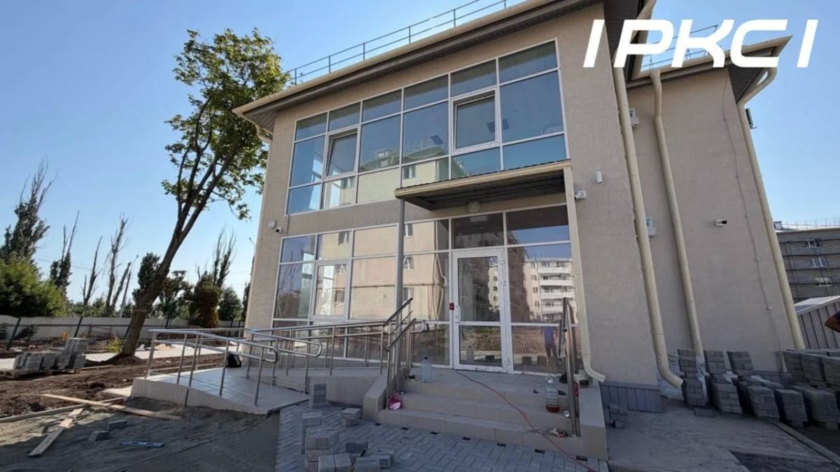 В Мариуполе на улице Азовстальской завершается восстановление второго корпуса ДК «Строителей» В Мариуполе на улице Азовстальской завершается восстановление второго корпуса ДК «Строителей»