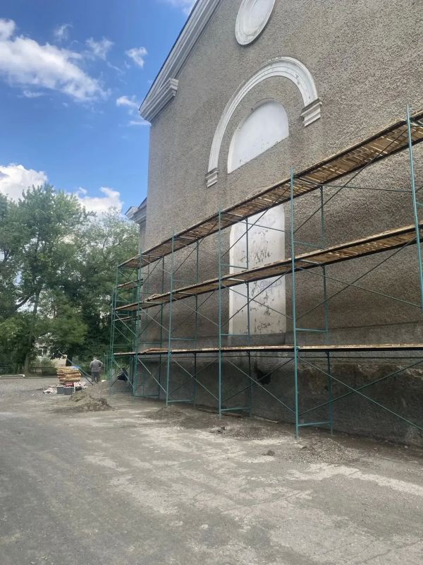 В Ясиноватой продолжаются работы по восстановлению Дворца культуры машиностроителей В Ясиноватой продолжаются работы по восстановлению Дворца культуры машиностроителей