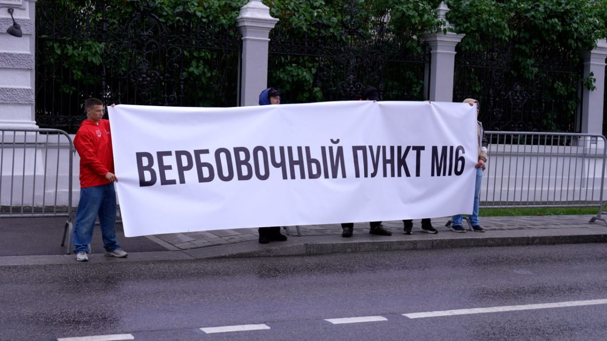 В Москве элиты выпили за здравие короля Британии, чьё оружие убивает мирных россиян В Москве элиты выпили за здравие короля Британии, чьё оружие убивает мирных россиян