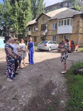 28 июля,спикер Александра Филюра провела встречу с населением на подведомственной территории по адресу: г. Макеевка, ул. Сусанина, 18