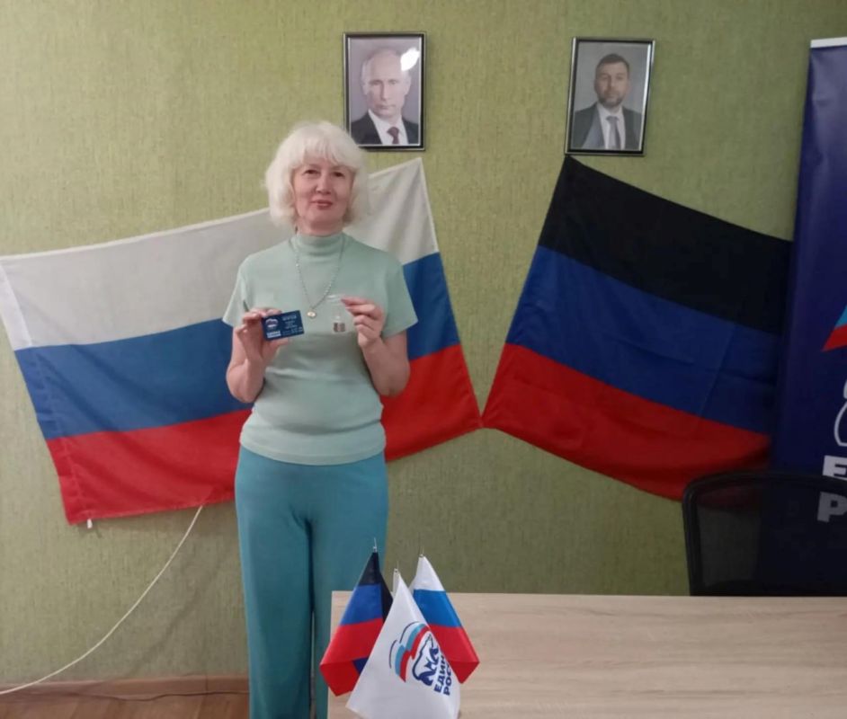 В Светлодарске вручили билеты новым членам «Единой России» В Светлодарске вручили билеты новым членам «Единой России»