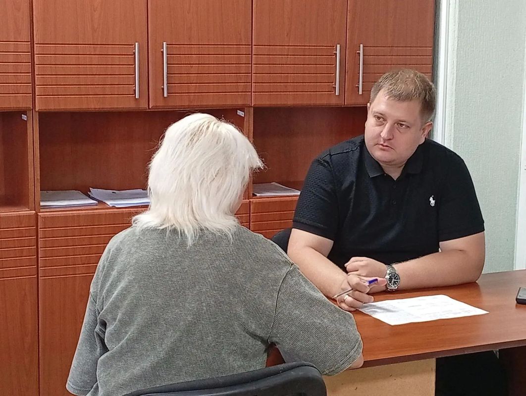 Николай Руппель: Сегодня по моему поручению очередной личный прием в администрации Ясиноватой провел заместитель главы администрации округа Александр Сергеев