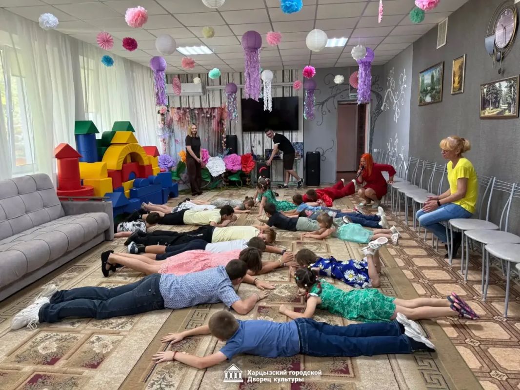 Сегодня сотрудники Харцызского городского Дворца культуры подарили праздник ребятам из ГБУ СОН «СРЦН г. Харцызска». Встреча была приурочена к Международному дню Дружбы и прошла под девизом «Вместе мы – крепость!» Сегодня сотрудники Харцызского городского Дворца культуры подарили праздник ребятам из ГБУ СОН «СРЦН г. Харцызска». Встреча была приурочена к Международному дню Дружбы и прошла под девизом «Вместе мы – крепость!»