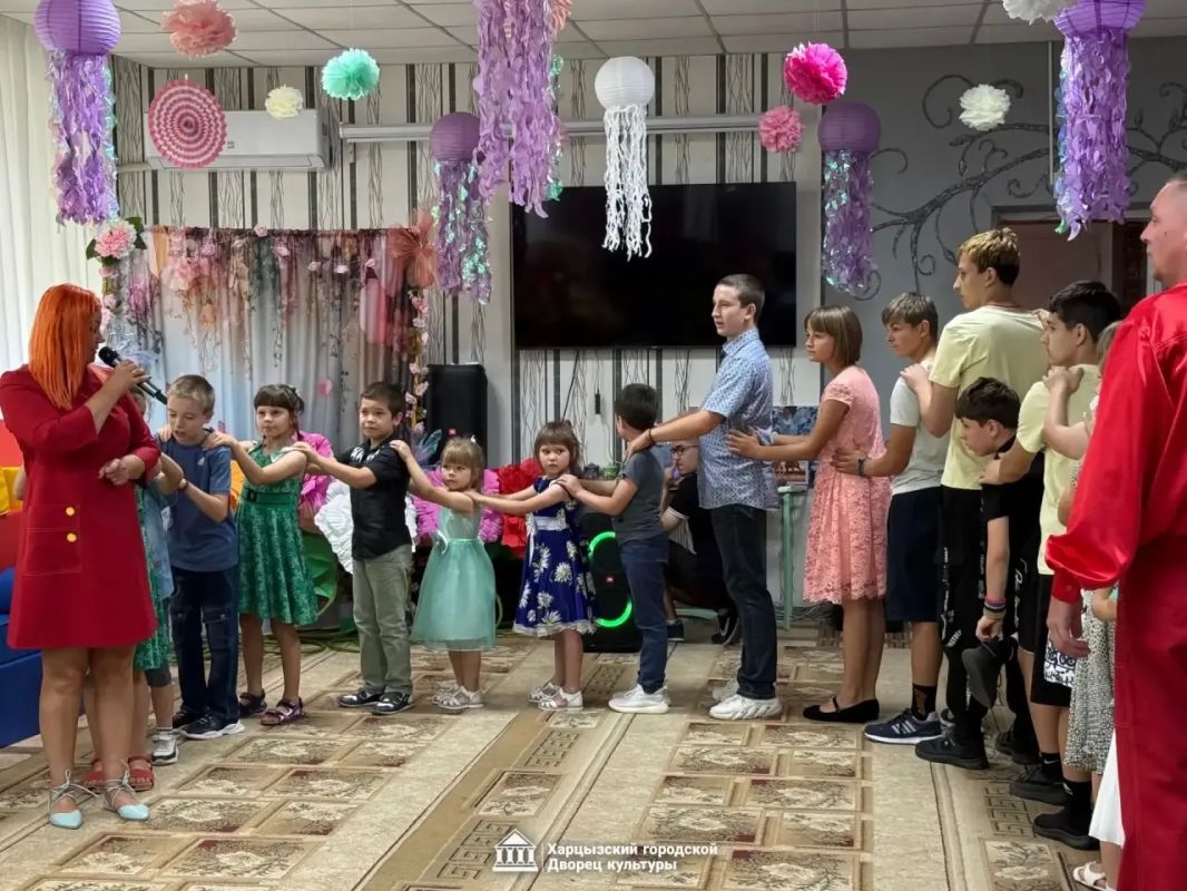 Сегодня сотрудники Харцызского городского Дворца культуры подарили праздник ребятам из ГБУ СОН «СРЦН г. Харцызска». Встреча была приурочена к Международному дню Дружбы и прошла под девизом «Вместе мы – крепость!» Сегодня сотрудники Харцызского городского Дворца культуры подарили праздник ребятам из ГБУ СОН «СРЦН г. Харцызска». Встреча была приурочена к Международному дню Дружбы и прошла под девизом «Вместе мы – крепость!»