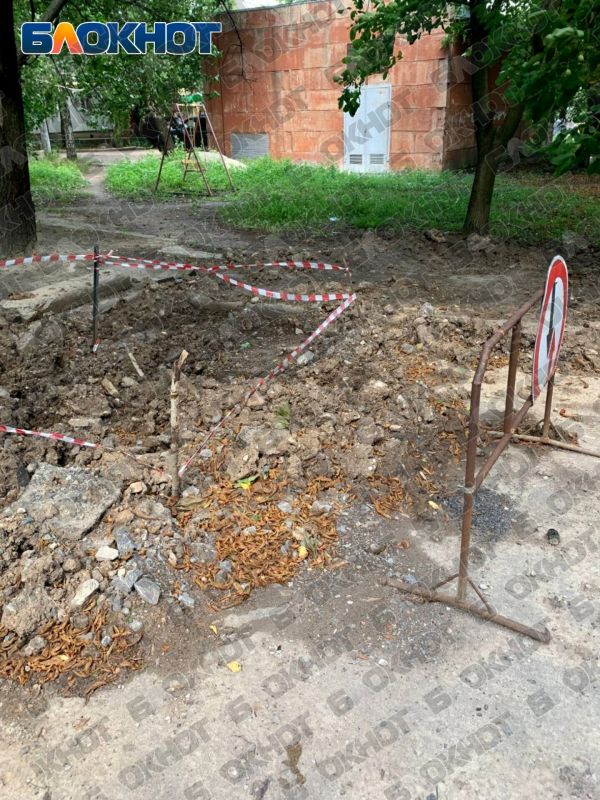 Уже почти год коммунальщики не могут заделать прорванные труды во дворе Донецка Уже почти год коммунальщики не могут заделать прорванные труды во дворе Донецка