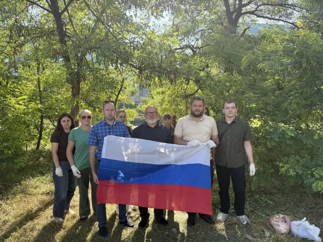 Сегодня, 30.07.2026, сотрудники Управы Ленинского внутригородского района Администрации городского округа Донецк и специалисты МУП АГОД ДНР «Зеленое строительство» приняли активное участие в акции "Чистый четверг"