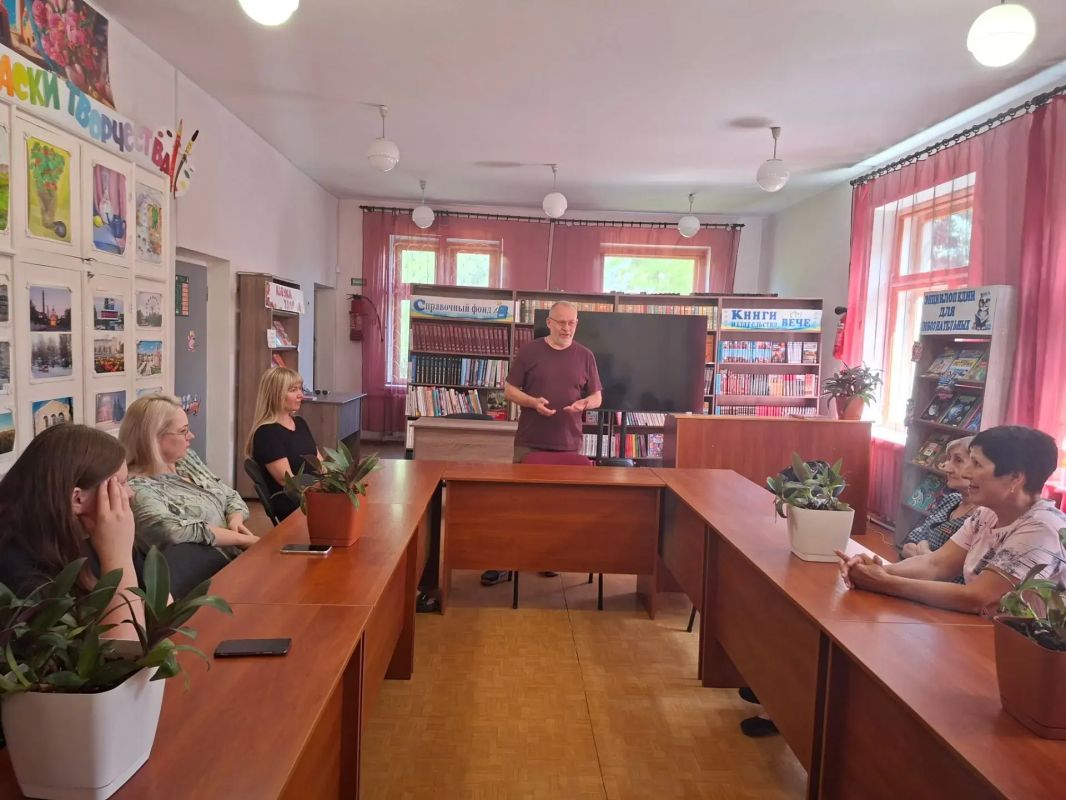 Сегодня, 30 июля, по инициативе Республики Дениса Пушилина, спикер-активист, заместитель председателя Общественного совета муниципального образования г.о. Макеевка Павел Шакулин провел встречу с жителями Кировского района на... Сегодня, 30 июля, по инициативе Республики Дениса Пушилина, спикер-активист, заместитель председателя Общественного совета муниципального образования г.о. Макеевка Павел Шакулин провел встречу с жителями Кировского района на...