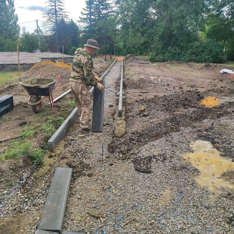 Федеральная программа в действии: в Старобешево преображается поселковый парк Федеральная программа в действии: в Старобешево преображается поселковый парк