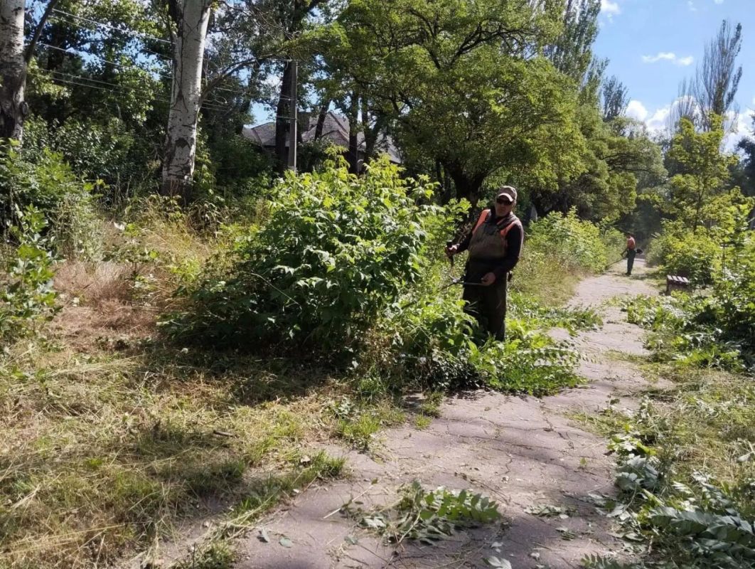 Сегодня, 30 июля 2026 года, в рамках проекта «Городская среда», реализуемого Единой Россией , неравнодушные жители Кировского района приняли участие в традиционной экологической акции «Чистый четверг» Сегодня, 30 июля 2026 года, в рамках проекта «Городская среда», реализуемого Единой Россией , неравнодушные жители Кировского района приняли участие в традиционной экологической акции «Чистый четверг»
