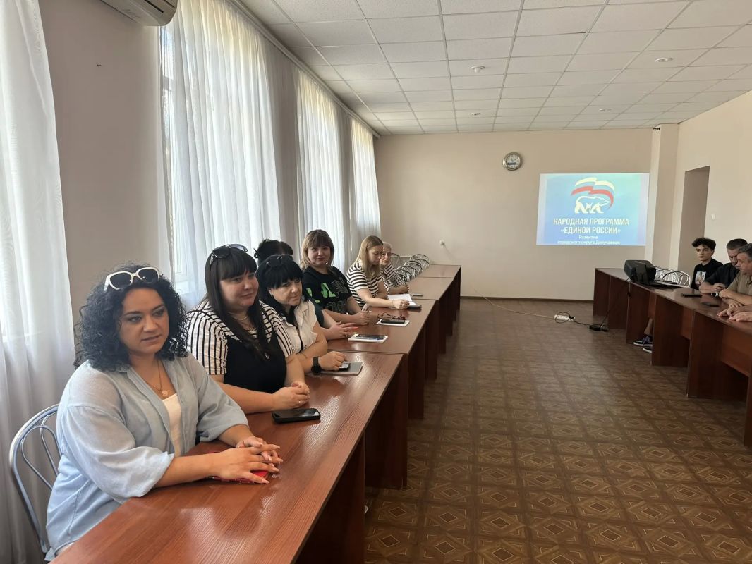 Александр Качанов: Сегодня, совместно с председателем Докучаевского городского совета Натальей Никифоровой, провёл рабочее совещание с депутатами местного совета от партии «Единая Россия» Александр Качанов: Сегодня, совместно с председателем Докучаевского городского совета Натальей Никифоровой, провёл рабочее совещание с депутатами местного совета от партии «Единая Россия»