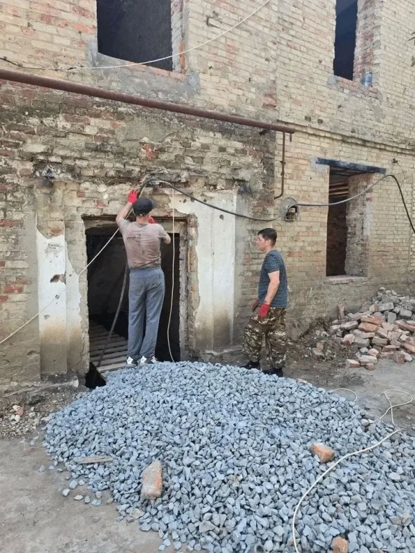 Нижегородские подрядчики продолжают восстановление многоквартирного дома в Иловайске Нижегородские подрядчики продолжают восстановление многоквартирного дома в Иловайске