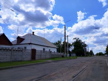 С целью приведения территории в надлежащее санитарное состояние жителями проведены работы по покосу сорных и карантинных трав на прилегающей к своему домовладению территории по ул. Чапаева