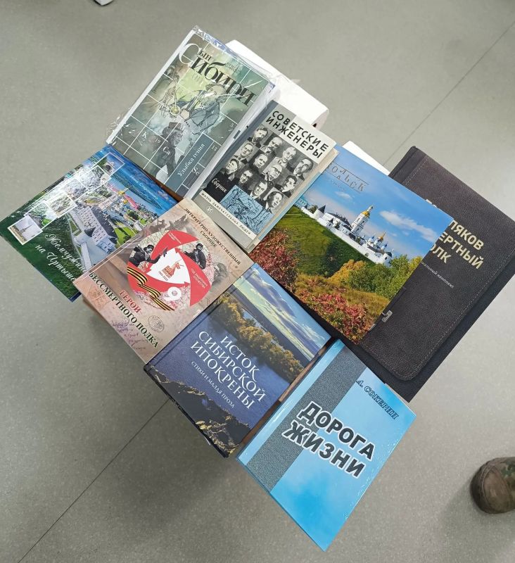 Книги, шевроны, общие планы: в Донецке обсудили партийную работу с гостями из Тобольска Книги, шевроны, общие планы: в Донецке обсудили партийную работу с гостями из Тобольска