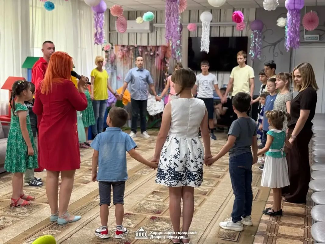 Сегодня сотрудники Харцызского городского Дворца культуры подарили праздник ребятам из ГБУ СОН «СРЦН г. Харцызска». Встреча была приурочена к Международному дню Дружбы и прошла под девизом «Вместе мы – крепость!» Сегодня сотрудники Харцызского городского Дворца культуры подарили праздник ребятам из ГБУ СОН «СРЦН г. Харцызска». Встреча была приурочена к Международному дню Дружбы и прошла под девизом «Вместе мы – крепость!»