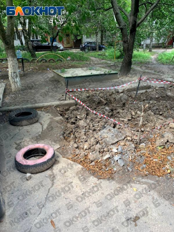 Уже почти год коммунальщики не могут заделать прорванные труды во дворе Донецка Уже почти год коммунальщики не могут заделать прорванные труды во дворе Донецка