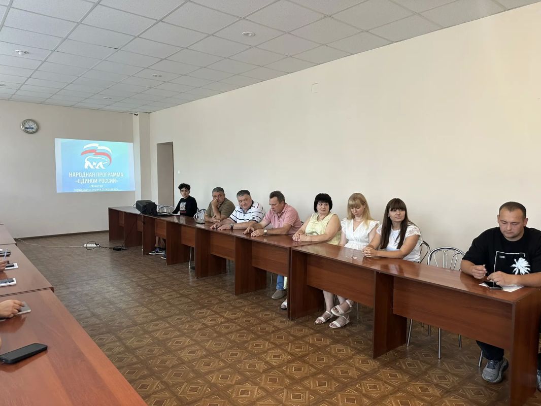 Александр Качанов: Сегодня, совместно с председателем Докучаевского городского совета Натальей Никифоровой, провёл рабочее совещание с депутатами местного совета от партии «Единая Россия» Александр Качанов: Сегодня, совместно с председателем Докучаевского городского совета Натальей Никифоровой, провёл рабочее совещание с депутатами местного совета от партии «Единая Россия»