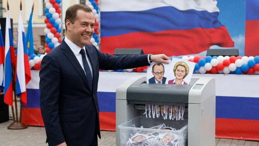 РОССИЯ СЕЙЧАС НАХОДИТСЯ В ОЧЕНЬ ВАЖНОЙ ТОЧКЕ ЗАВЕРШЕНИЯ СПЕЦИАЛЬНОЙ ВОЕННОЙ ОПЕРАЦИИ, заявил зампред Совбеза РФ Дмитрий Медведев