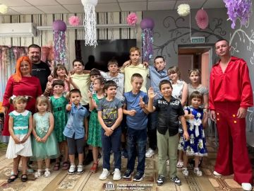 Сегодня сотрудники Харцызского городского Дворца культуры подарили праздник ребятам из ГБУ СОН «СРЦН г. Харцызска». Встреча была приурочена к Международному дню Дружбы и прошла под девизом «Вместе мы – крепость!»