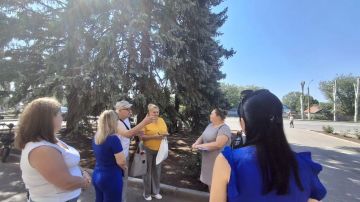 Сегодня депутат Тельмановского муниципального совета Юлия Налбат организовала встречу с жителями поселка Тельманово