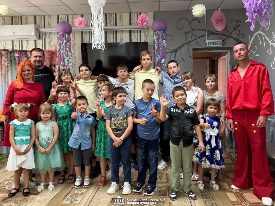 Сегодня сотрудники Харцызского городского Дворца культуры подарили праздник ребятам из ГБУ СОН «СРЦН г. Харцызска». Встреча была приурочена к Международному дню Дружбы и прошла под девизом «Вместе мы – крепость!»
