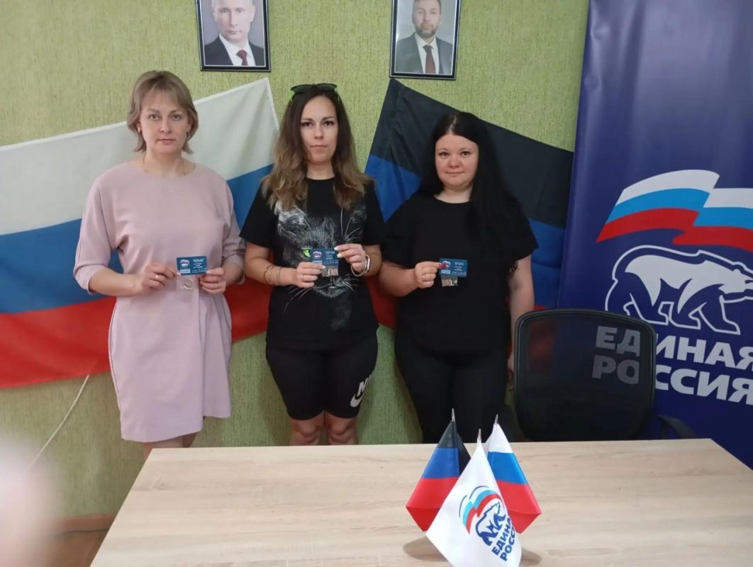 В Светлодарске вручили билеты новым членам «Единой России» В Светлодарске вручили билеты новым членам «Единой России»