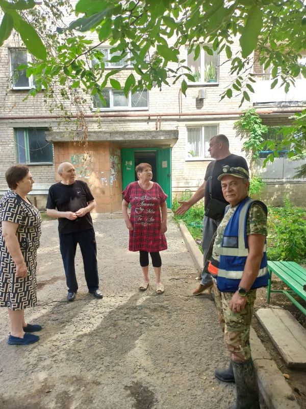 Депутат Амвросиевского муниципального совета Андрей Лащенко встретился с жителями дома по улице 8-й Съезд Советов, 102 в г. Амвросиевка. Основной вопрос, волнующий жильцов, касался сложившейся антисанитарной обстановки в...