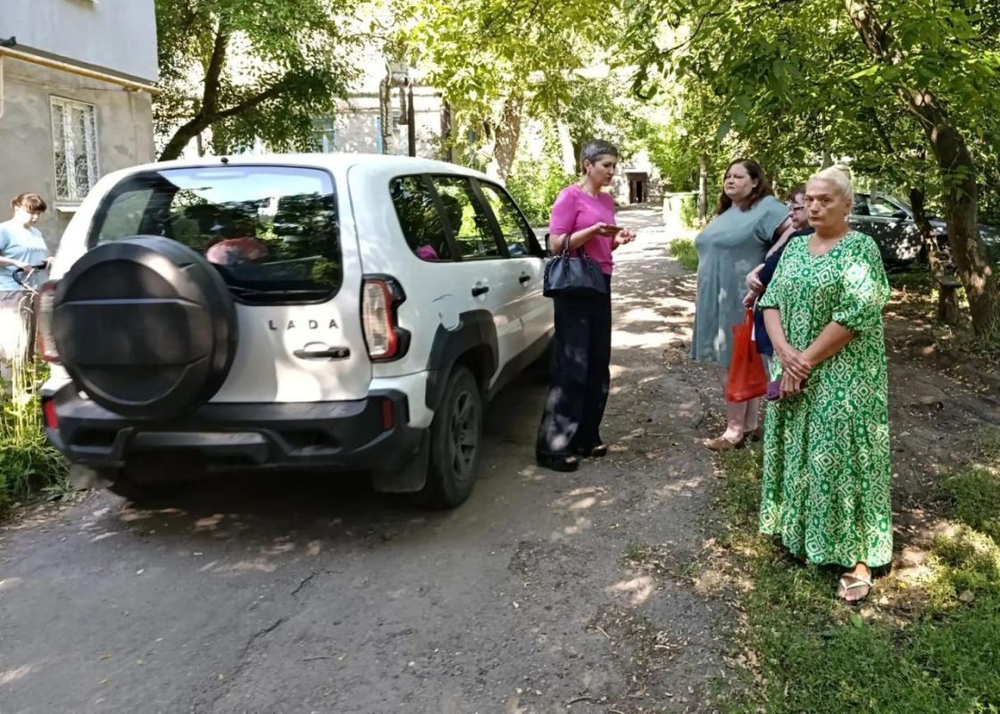 Иван Адамец: В Куйбышевском районе у дома № 8 по улице Кисловодской прошла встреча заместителя руководителя Управы Елены Строгановой с жителями в рамках проекта «Управдом» Иван Адамец: В Куйбышевском районе у дома № 8 по улице Кисловодской прошла встреча заместителя руководителя Управы Елены Строгановой с жителями в рамках проекта «Управдом»