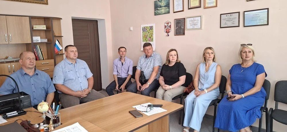 31 июля в администрации городского округа Иловайск состоялось рабочее совещание временно исполняющего полномочия главы муниципального образования городской округ Иловайск Александра Васильевича Кузнецова с депутатами ... 31 июля в администрации городского округа Иловайск состоялось рабочее совещание временно исполняющего полномочия главы муниципального образования городской округ Иловайск Александра Васильевича Кузнецова с депутатами ...