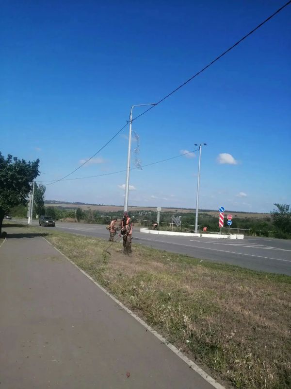 Коммунальщики Снежного продолжают благоустраивать территории общего пользования Коммунальщики Снежного продолжают благоустраивать территории общего пользования