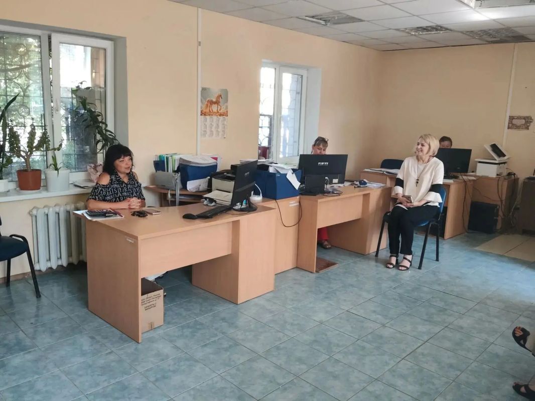Заместитель главы администрации Амвросиевского муниципального округа Елена Крюкова встретилась с сотрудниками Республиканского центра по предоставлению мер соцзащиты в г. Амвросиевка