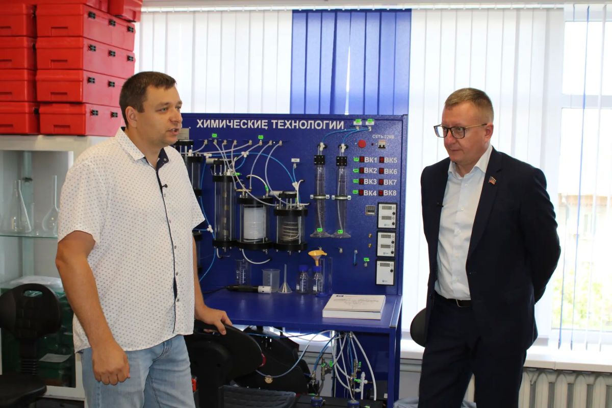 Депутат Народного Совета ДНР от "Единой России" Виктор Николаенко посетил научно-образовательные лаборатории ДонГУ Депутат Народного Совета ДНР от "Единой России" Виктор Николаенко посетил научно-образовательные лаборатории ДонГУ