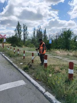 Коммунальщики Снежного продолжают благоустраивать территории общего пользования