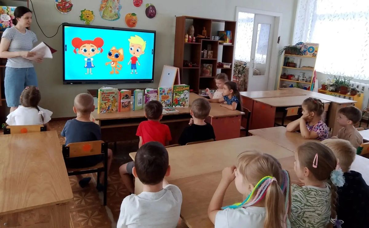Библиотекари Центральной городской библиотеки посетили воспитанников ГБДОУ «Детский сад № 50 „Лелея“» г.о. Торез с мероприятием, посвящённым Международному дню дружбы Библиотекари Центральной городской библиотеки посетили воспитанников ГБДОУ «Детский сад № 50 „Лелея“» г.о. Торез с мероприятием, посвящённым Международному дню дружбы