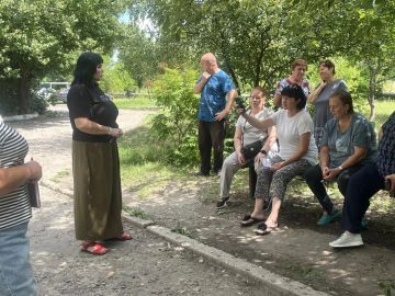 Заместитель главы администрации городского округа Дебальцево Оксана Козлова провела выездную встречу с жителями микрорайона Восточный