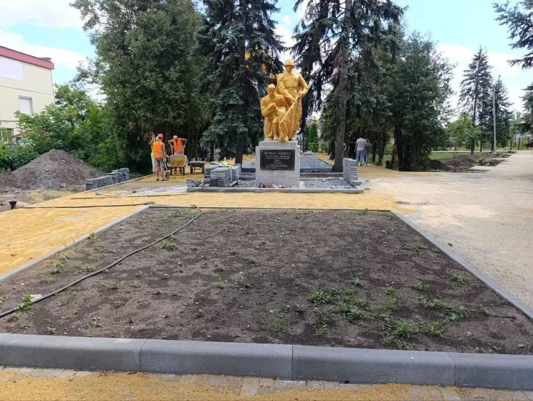 В Ждановке продолжается создание Аллеи памяти героев В Ждановке продолжается создание Аллеи памяти героев