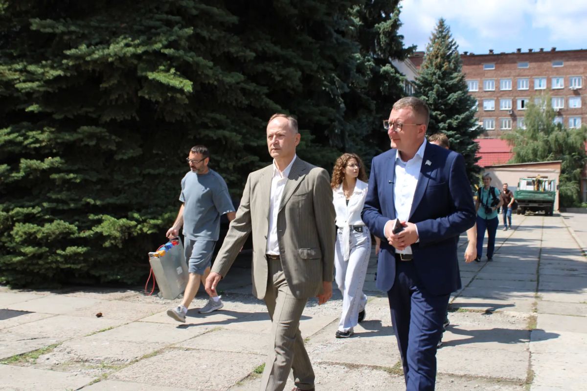 Депутат Народного Совета ДНР от "Единой России" Виктор Николаенко посетил научно-образовательные лаборатории ДонГУ Депутат Народного Совета ДНР от "Единой России" Виктор Николаенко посетил научно-образовательные лаборатории ДонГУ