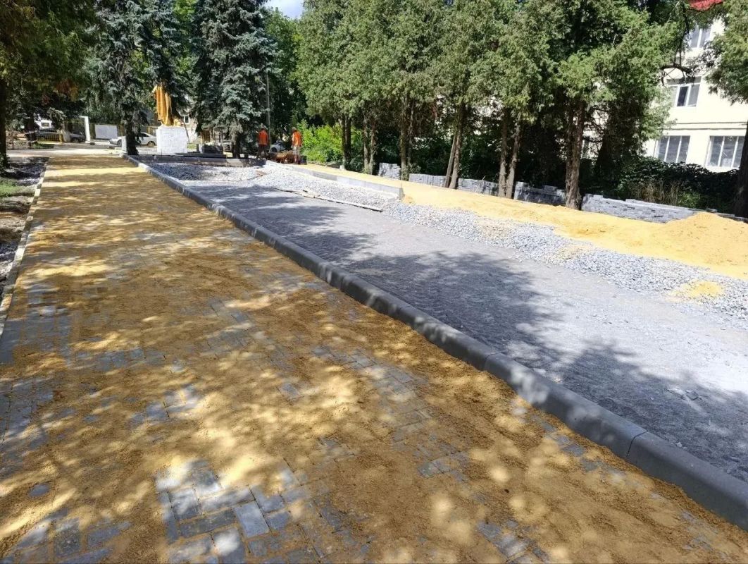 В Ждановке продолжается создание Аллеи памяти героев В Ждановке продолжается создание Аллеи памяти героев