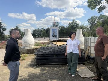 Наталья Великодная: Совместно с Председателем Тельмановского муниципального совета Дмитрием Липчанским посетили село Староигнатьевка, чтобы лично проверить ход благоустройства общественной зоны
