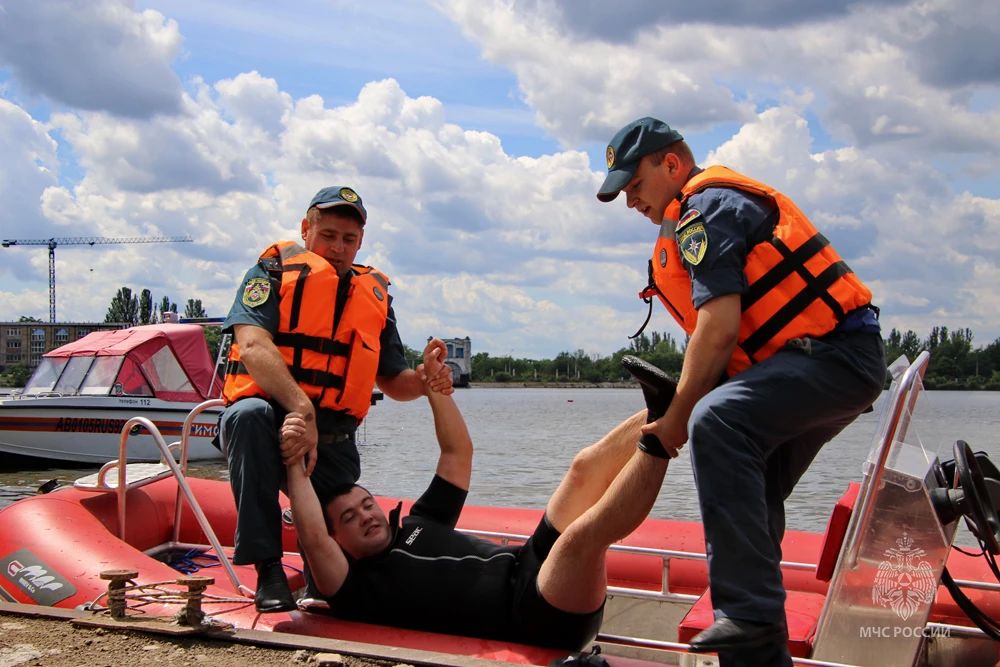 Когда секунды решают всё. Водолазы Специализированного спасательного центра МЧС России шаг за шагом показали, как действуют в критических ситуациях на воде Когда секунды решают всё. Водолазы Специализированного спасательного центра МЧС России шаг за шагом показали, как действуют в критических ситуациях на воде