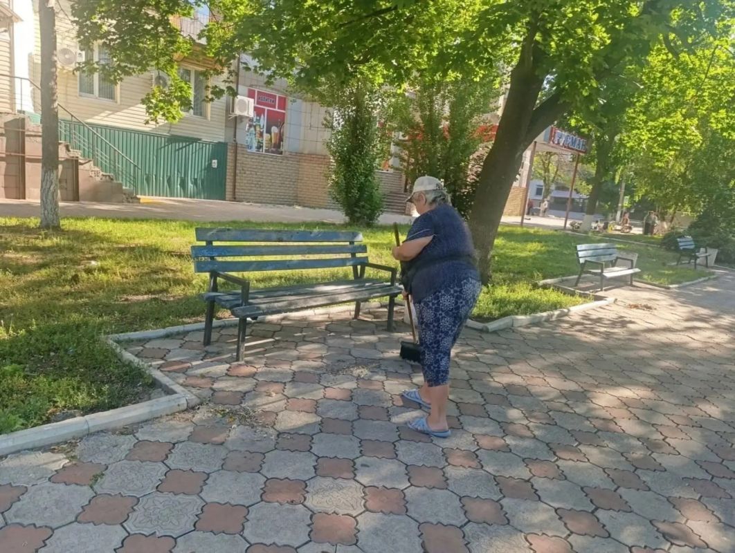 В Ждановке продолжаются плановые работы по благоустройству города В Ждановке продолжаются плановые работы по благоустройству города