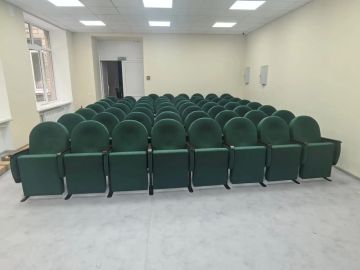 Благодаря сахалинцам в зале хореографии шахтерской школы № 2 установили новые кресла и поручни